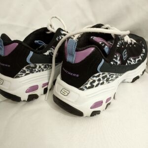 Sketchers women's tennis shoes.